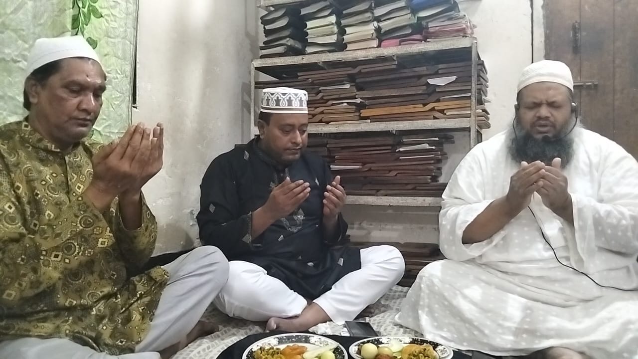 সাভার দারুল উলুম ইসলামীয়া মাদ্রাসার শিক্ষক ছাত্রদের নিয়ে ইফতার মাহফিল অনুষ্ঠিত।