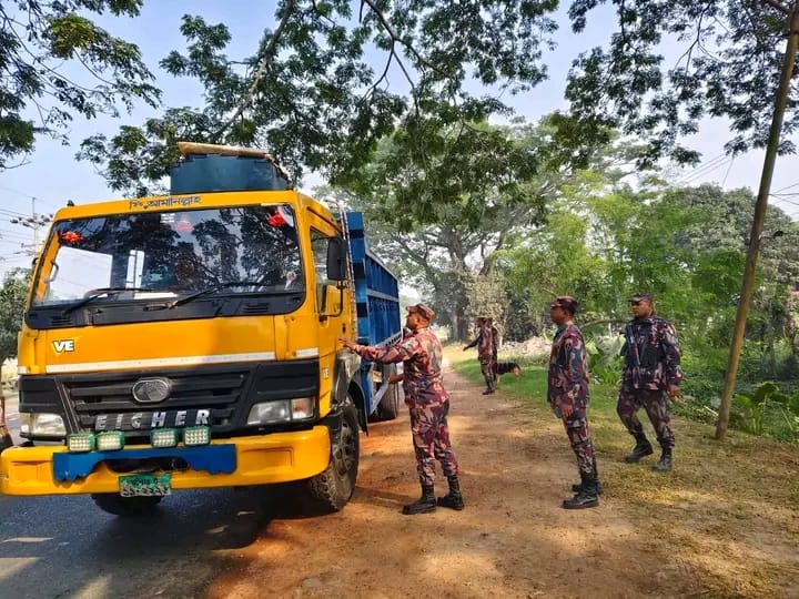 জ্বালানি তেল পাচার ঠেকাতে যশোর সীমান্তে বিজিবির কড়া নজরদারি।