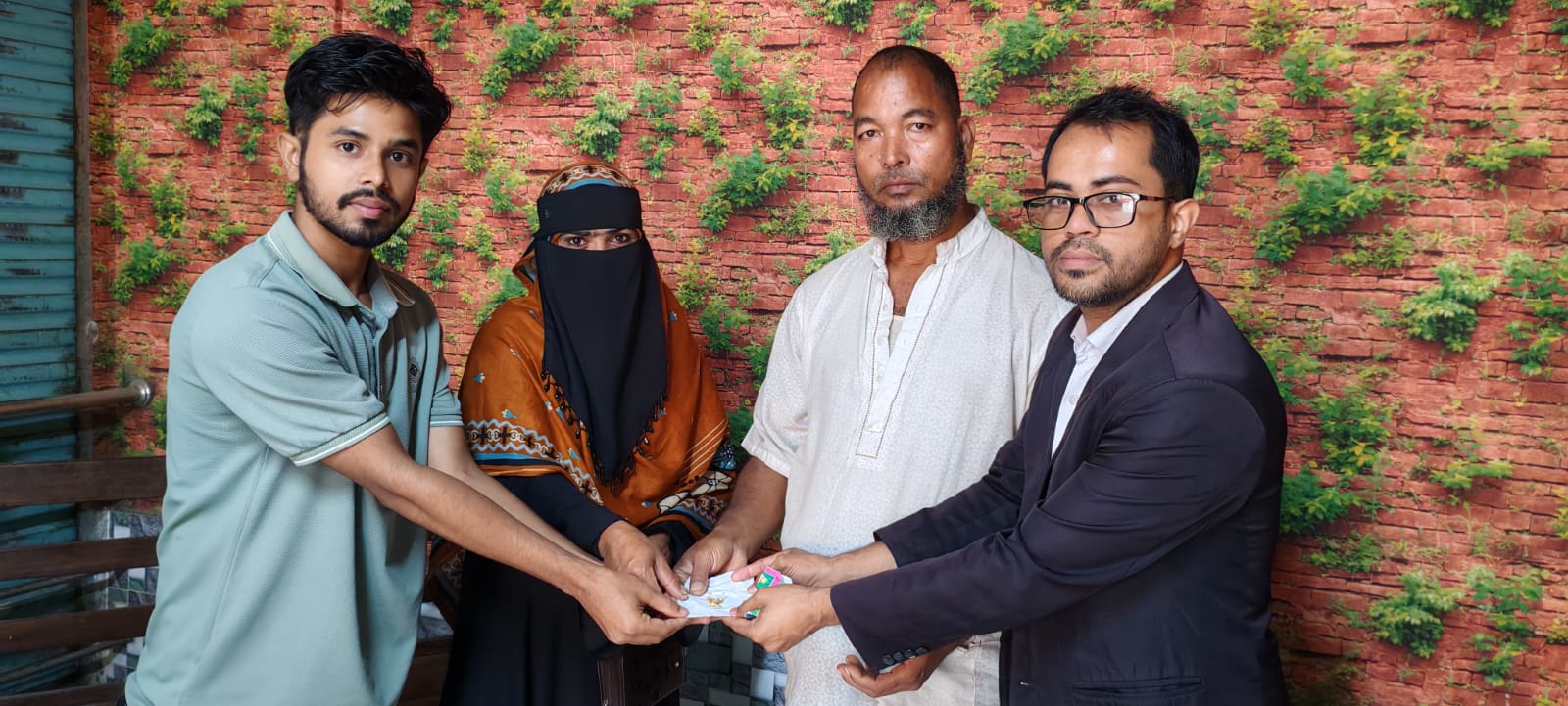 ২ মাসের চেষ্টায় মালিককে খুঁজে বের করে সোনার গহনা ফিরিয়ে দিলেন মুদি দোকানি