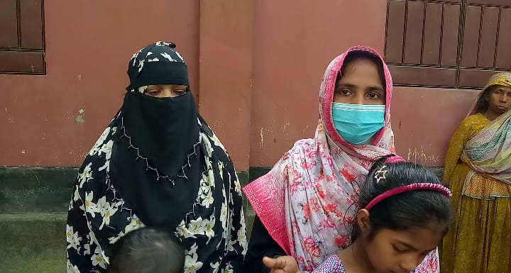 কুড়িগ্রামে স্বামীর স্বীকৃতি পেতে সন্তানসহ দুই স্ত্রীর অনশন