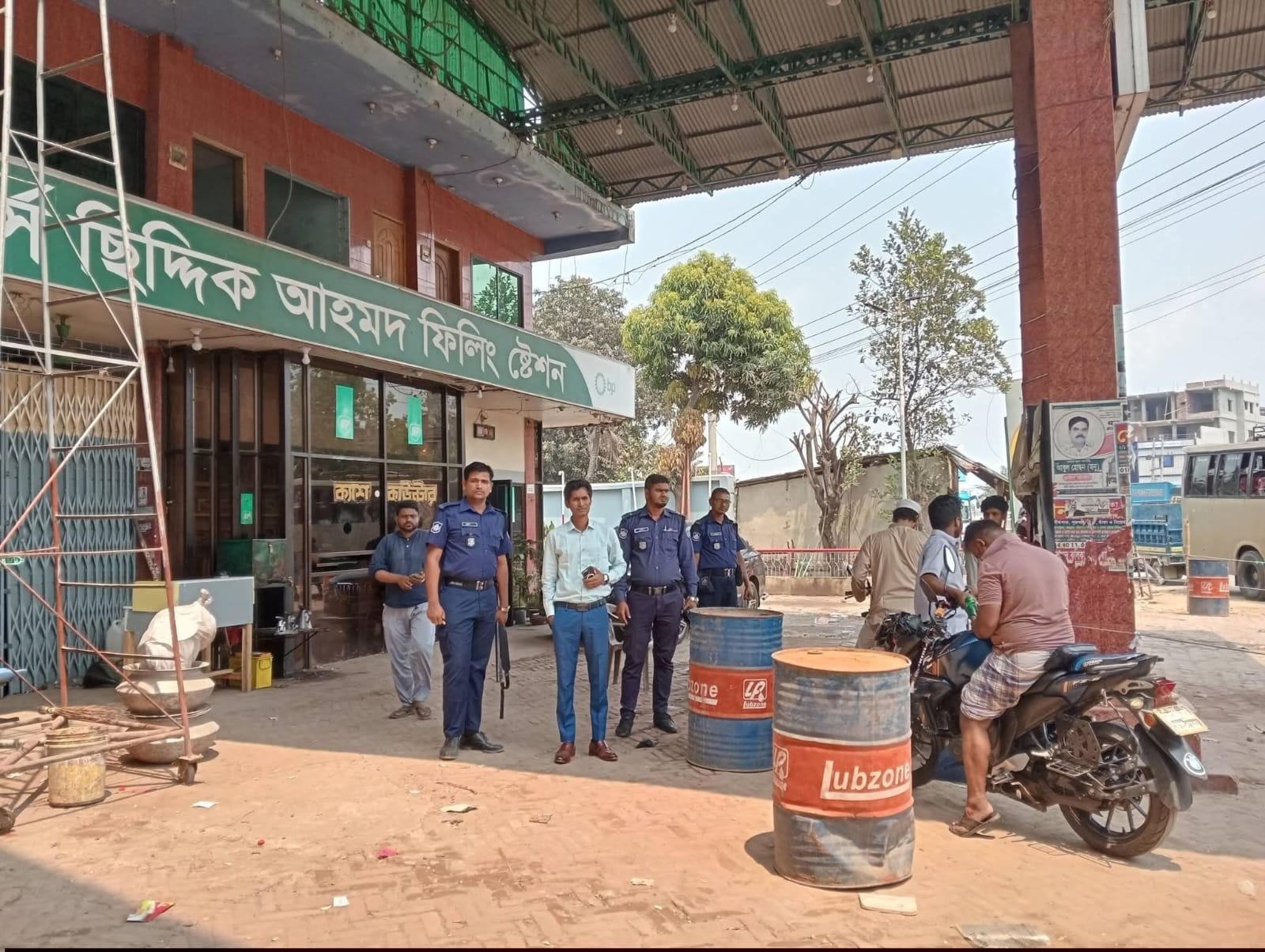 চকরিয়ায় তেল পাম্প অভিযানে মোবাইল কোর্ট, দুই দোকানিকে অর্থদন্ড