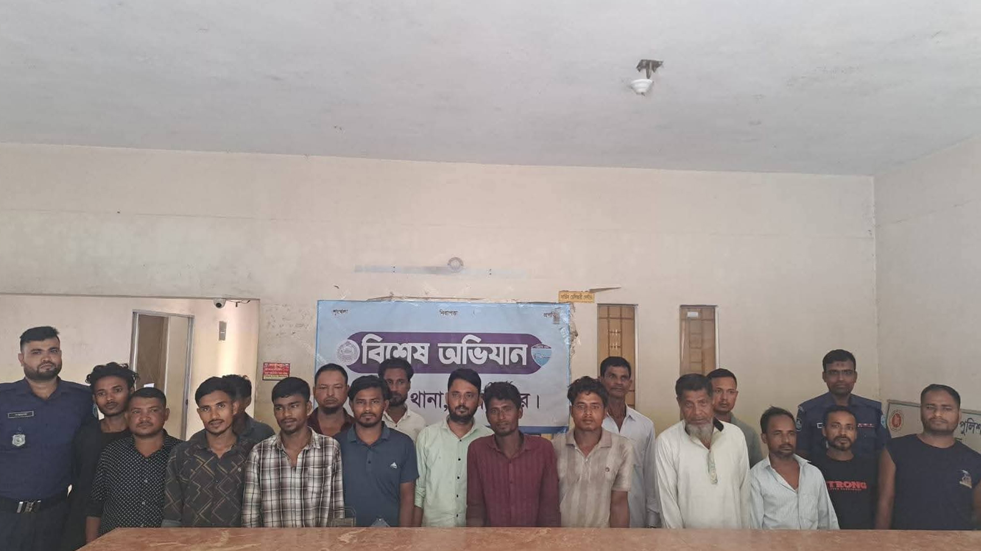চকরিয়ায় পুলিশের সাঁড়াশি অভিযানে ১৯ জন গ্রেফতার