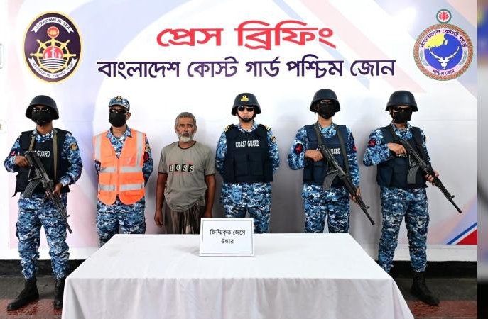 সুন্দরবনের দুর্ধর্ষ ডাকাত জোনাব বাহিনীর হাতে জিম্মি থাকা ১ জেলেকে উদ্ধার করেছে কোস্ট গার্ড।