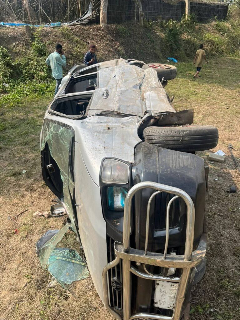 চট্টগ্রাম-কক্সবাজার মহাসড়কে প্রবাস ফেরতদের বহনকারী নোহা ও মিনি কাভার্ড ভ্যান মুখোমুখি সংঘর্ষে ৬ গুরুতর আহত, একজন শিশুর অবস্থাঃ আশঙ্কাজনক