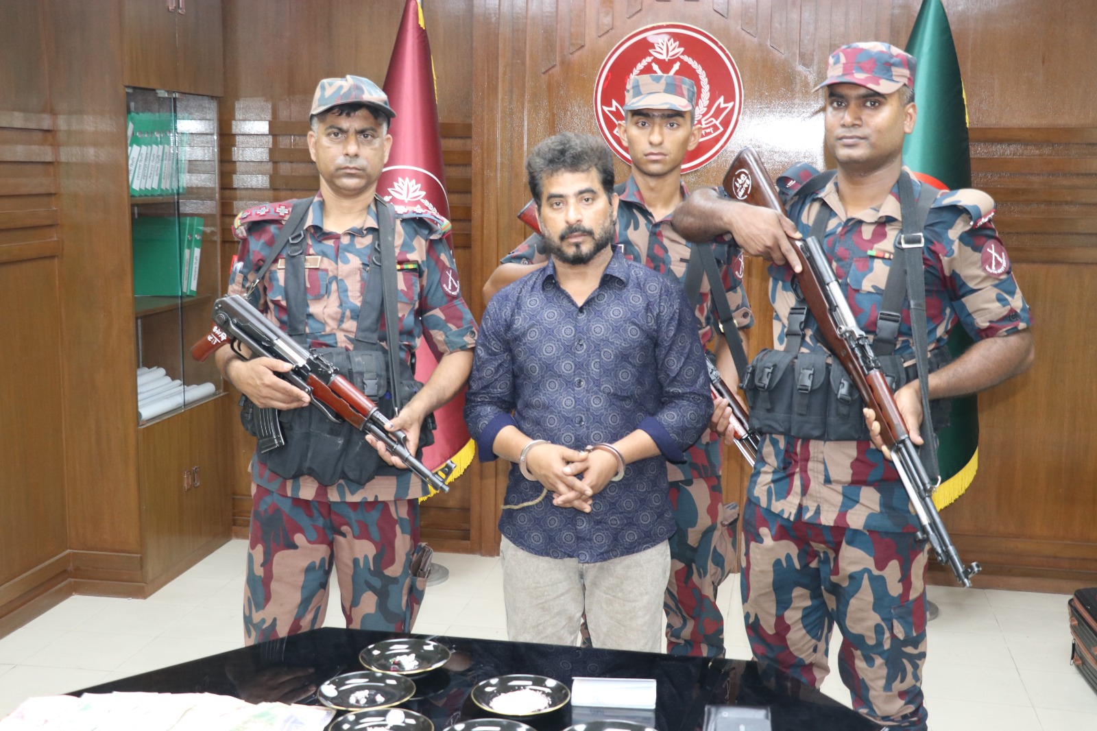 যশোরে বিজিবির অভিযানে ৬ কোটি ৬২ লক্ষাধিক টাকার ডায়মন্ডসহ ভারতীয় নাগরিক আটক