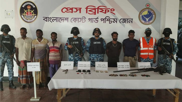 সুন্দরবন থেকে অস্ত্র-গুলিসহ দুই বনদস্যু আটক, উদ্ধার ৩ জেলে