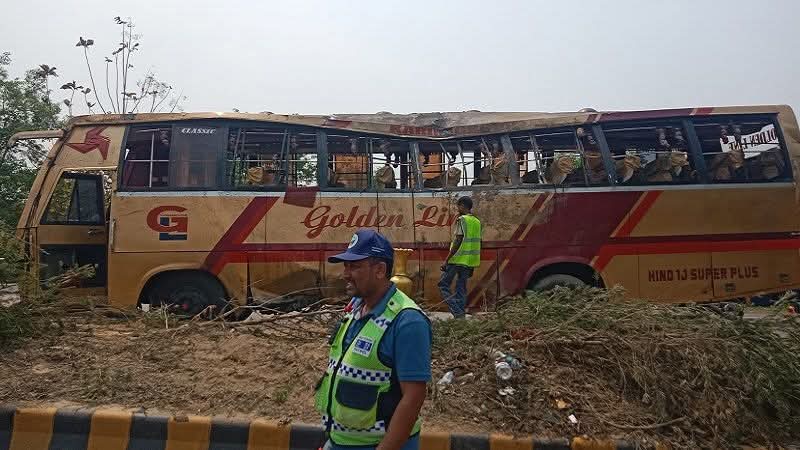 পদ্মা সেতু দক্ষিণে বাস নিয়ন্ত্রণ হারিয়ে ভয়াবহ দুর্ঘটনা আহত ৬