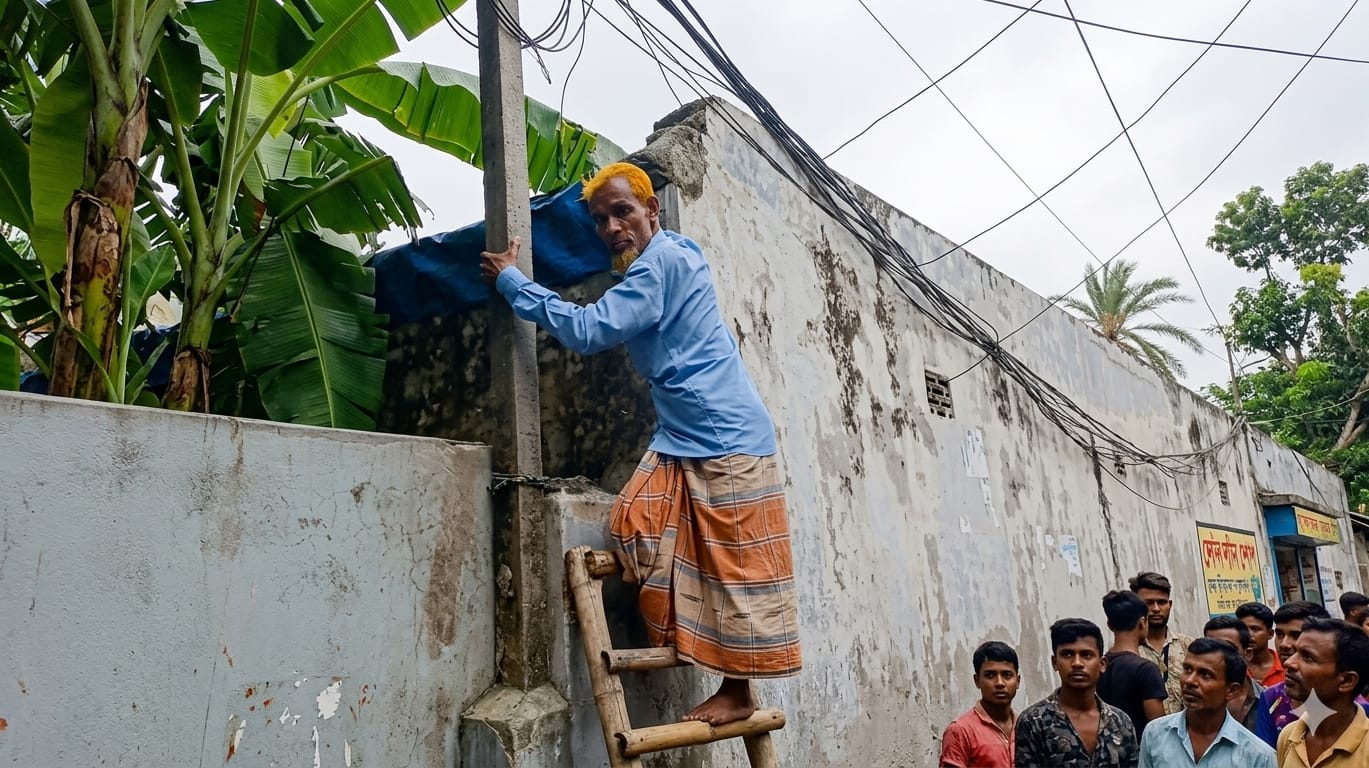 চাঁদা না দেওয়ায় রাস্তা বন্ধের অভিযোগ, মই বেয়ে চলাচল ১০ পরিবারের