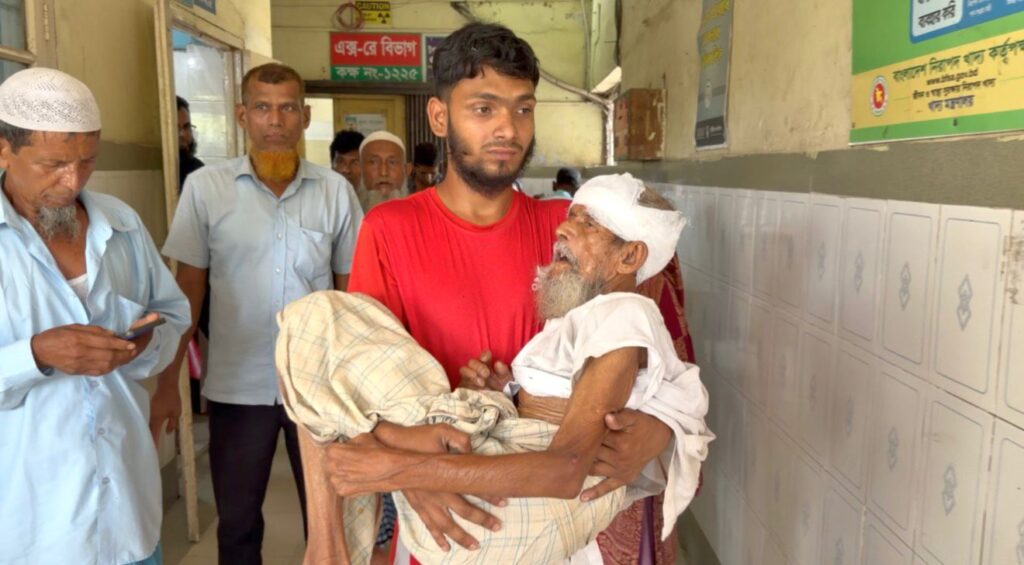 দাউদকান্দিতে বৃদ্ধ বাবাকে নির্যাতনের মিথ্যা তথ্য ছড়ানোর অভিযোগ