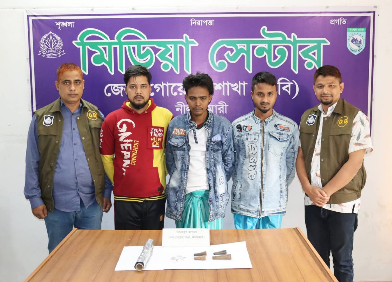 নীলফামারীতে ডিবি পুলিশের অভিযানে ১২ পুরিয়া হেরোইনসহ তিন মাদক কারবারি গ্রেফতার