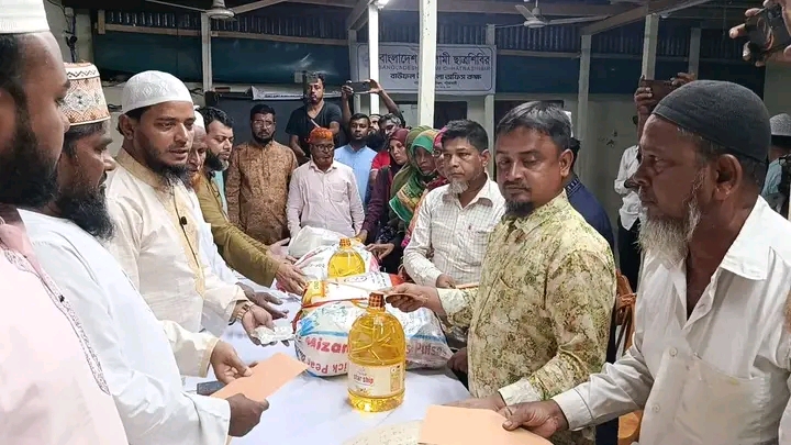শহীদ পরিবারের মাঝে উপহার সামগ্রী বিতরণ করলেন ড. শফিকুল ইসলাম মাসুদ