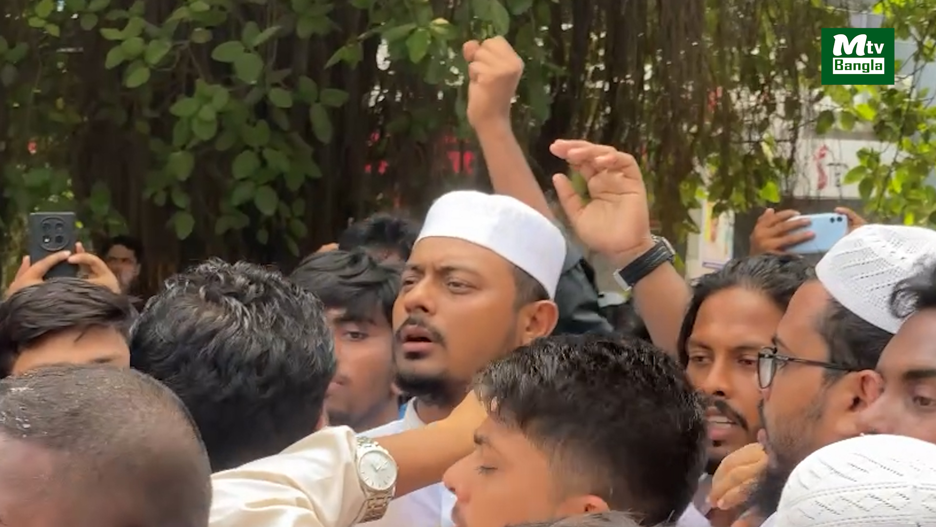 ঝিনাইদহ সদর থানায় উত্তেজনা: এনসিপির অবস্থান কর্মসূচির মধ্যে ‘গেট ভেঙে হামলা’র অভিযোগ