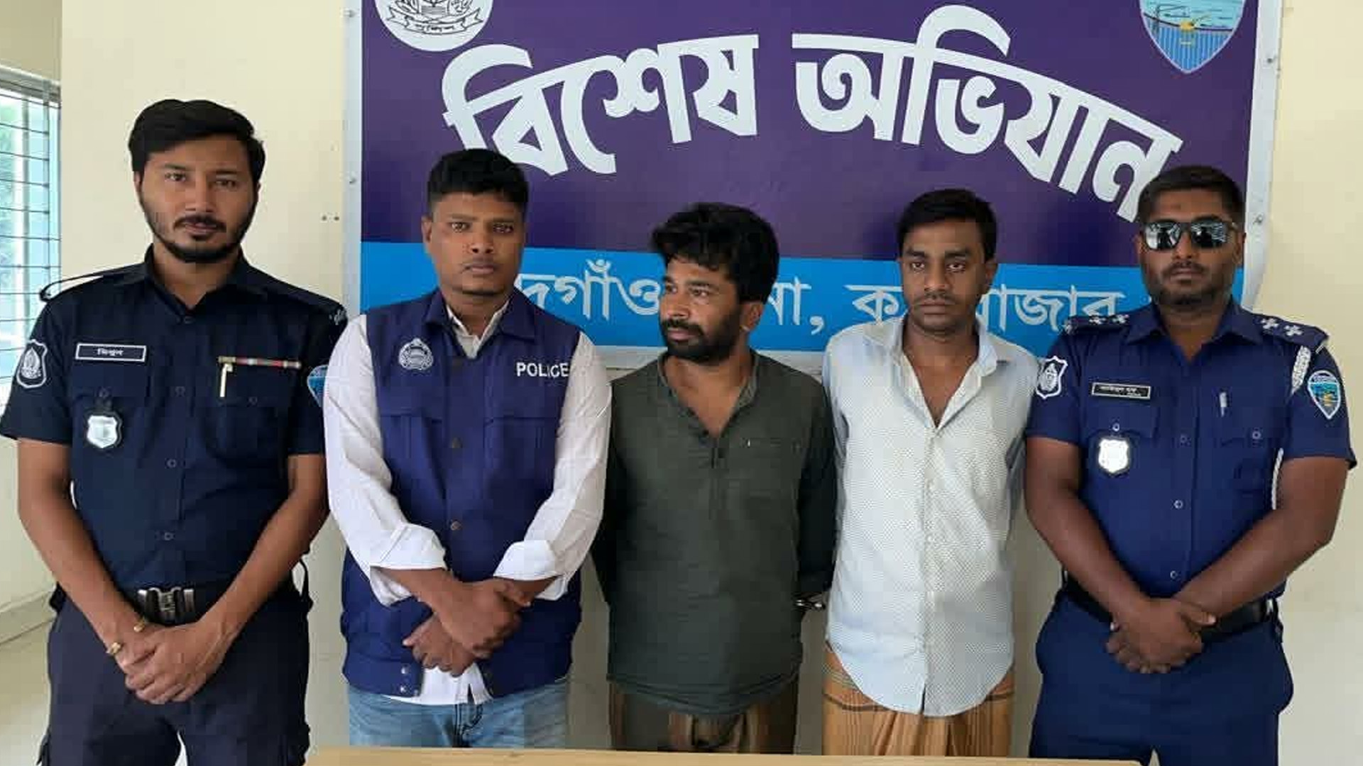 ঈদগাঁওয়ে পুলিশের অভিযানে টমটম থেকে ১৪০ পিস ইয়াবাসহ দুই কারবারি গ্রেফতার