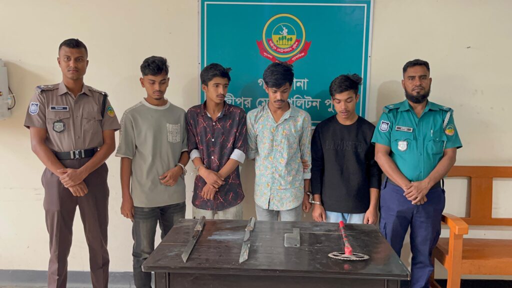 গাজীপুরে অস্ত্রসহ কিশোর গ্যাংয়ের চার সদস্য আটক গাছা এলাকায় পুলিশের অভিযানে উদ্ধার একাধিক দেশীয় অস্ত্র
