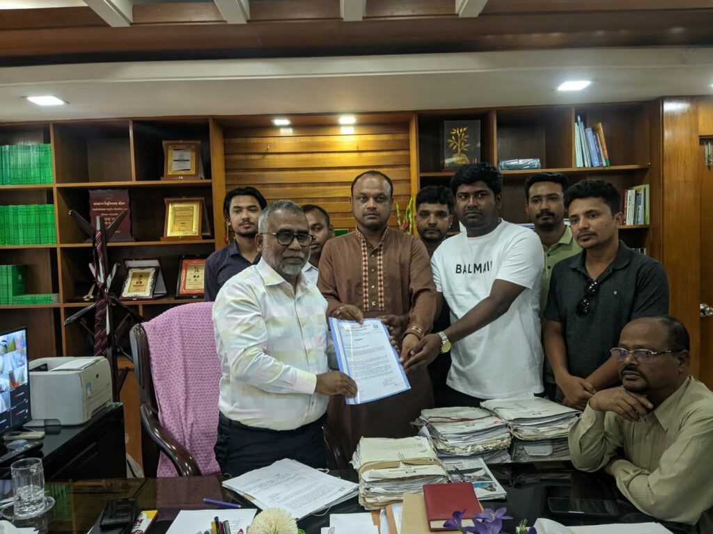 তিন দফা দাবিতে উপাচার্য বরাবর ইবি ছাত্রদলের স্মারকলিপি