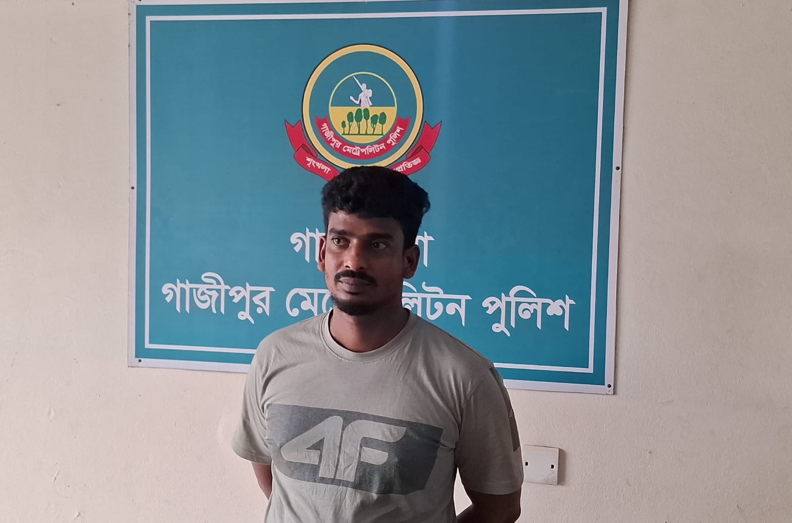 গাজীপুরের গাছায় পুলিশের বিশেষ অভিযানে ২০ পিস ইয়াবাসহ চিহ্নিত মাদক ব্যবসায়ী আটক