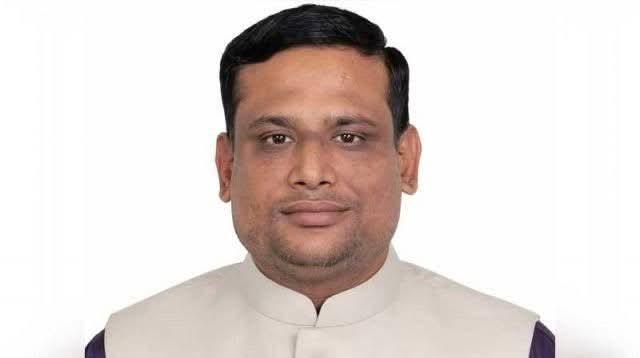 প্রতারণা মামলায় বিমানবন্দর থেকে আটক ইউপি চেয়ারম্যান
