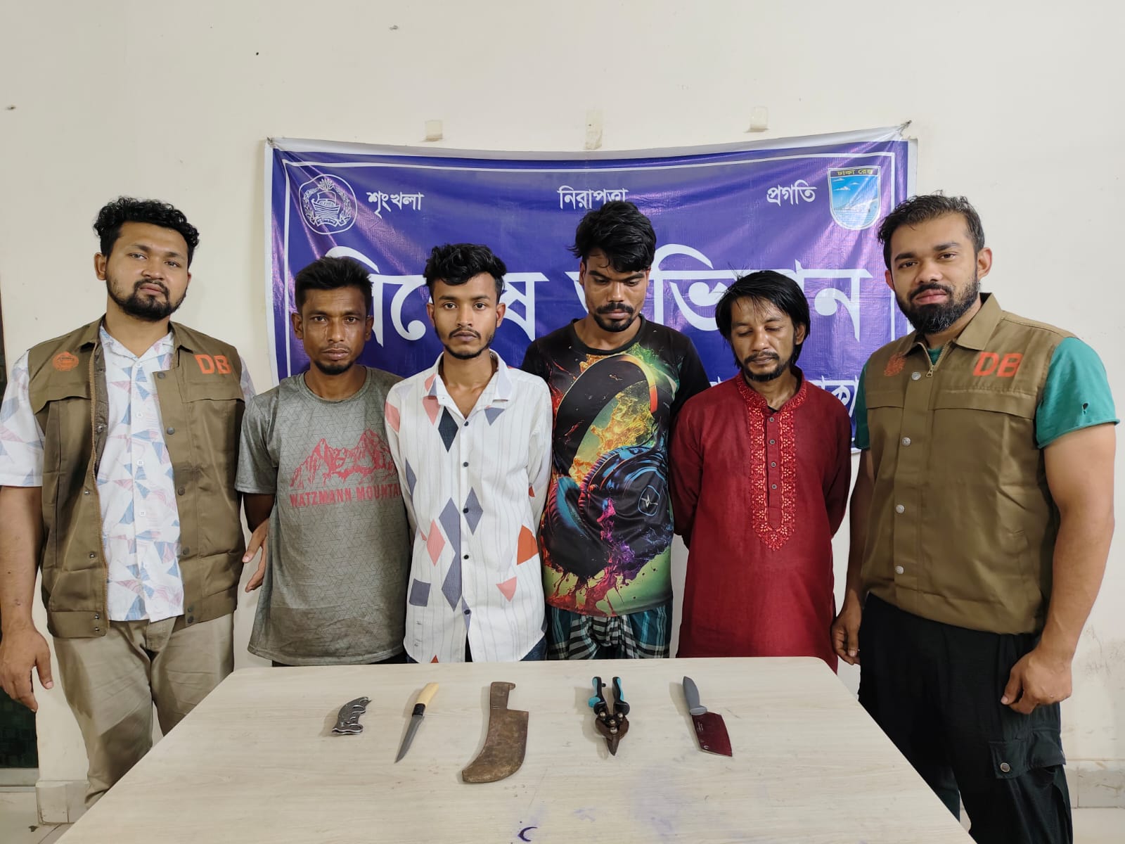 আশুলিয়ায় ডাকাত দলের ৪ সদস্য ও সাভারে ৩ জুয়ারী গ্রেফতার, অস্ত্র ও জুয়ার সরঞ্জাম উদ্ধার