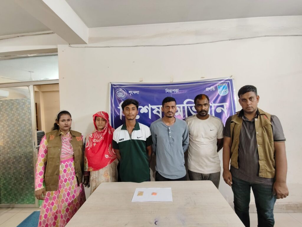 সাভার-আশুলিয়ায় ডিবি পুলিশের বিশেষ অভিযান: ভুয়া ডিবি পরিচয়ধারীসহ ৪ জন গ্রেফতার
