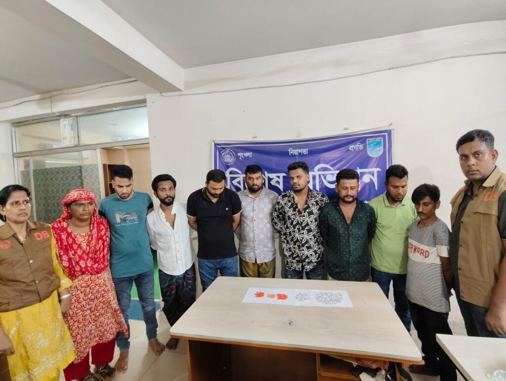 সাভার-আশুলিয়ায় ডিবি পুলিশের বিশেষ অভিযান: ইয়াবা-হেরোইনসহ ৫ মাদক ব্যবসায়ী ও ৪ ছিনতাইকারী গ্রেফতার
