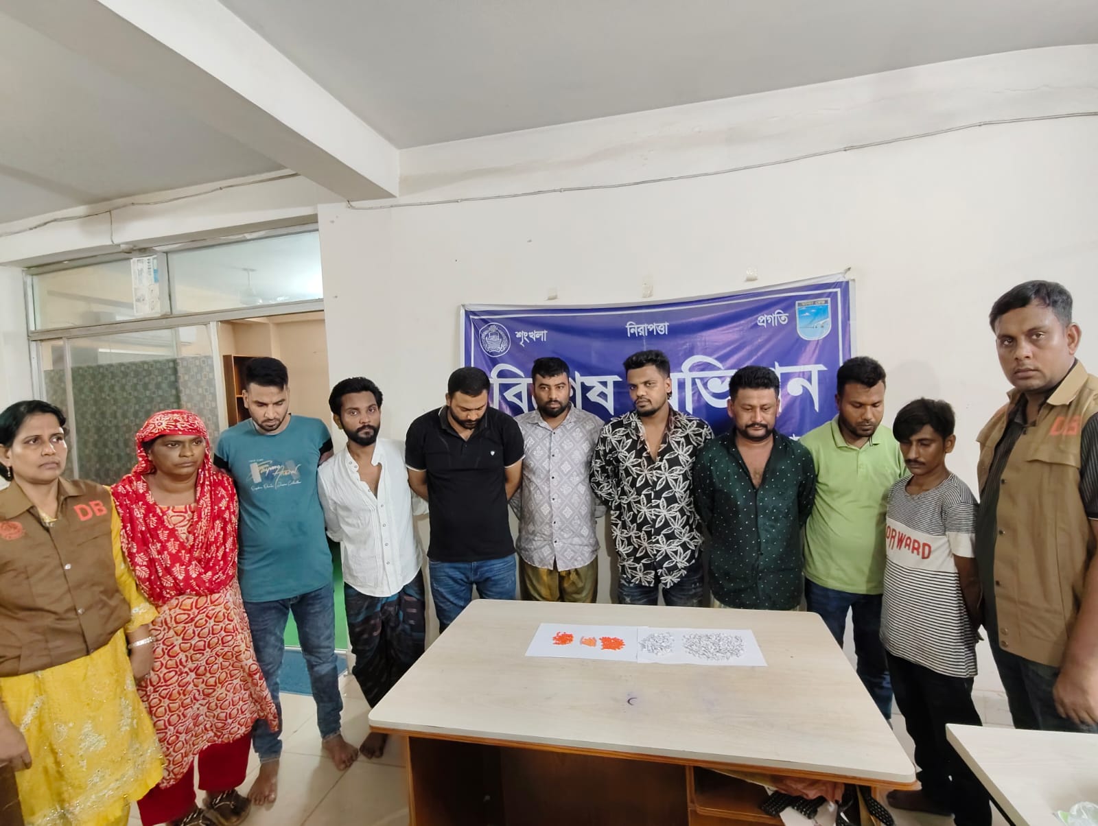 সাভার-আশুলিয়ায় ডিবি পুলিশের বিশেষ অভিযান: ইয়াবা-হেরোইনসহ ৫ মাদক ব্যবসায়ী ও ৪ ছিনতাইকারী গ্রেফতার