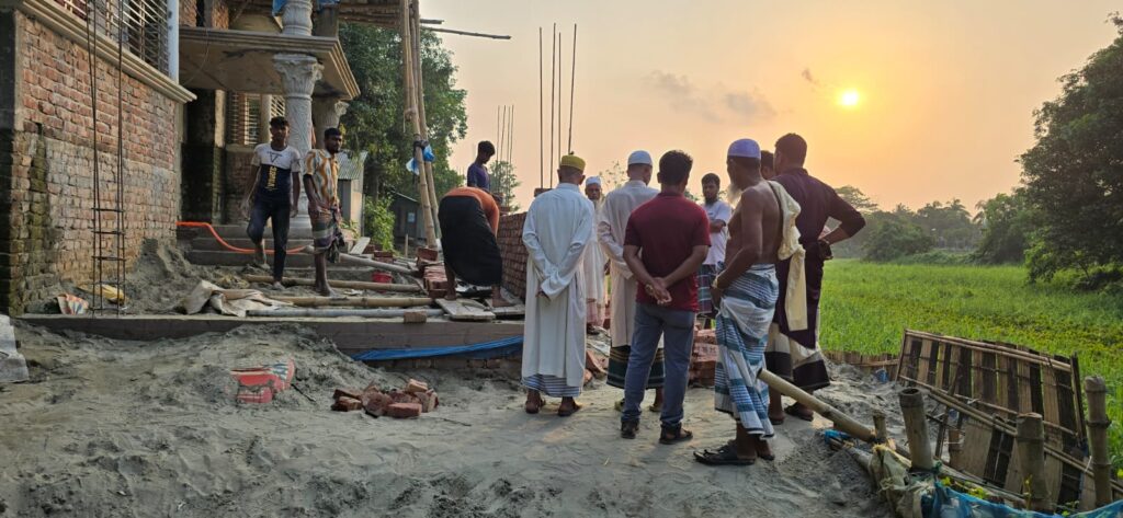 তিতাসে জনগণের চলাচলের রাস্তা দখল করে দেওয়াল ও ঘর নির্মাণের অভিযোগ