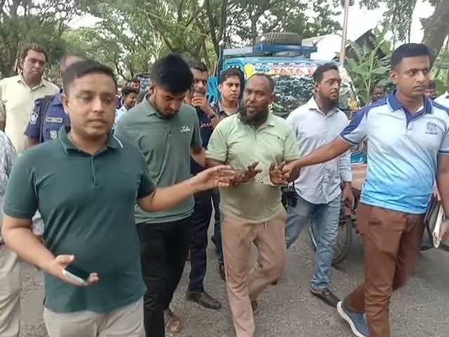 সাংবাদিক পরিচয়ে চুরি-ছিনতাইয়ের অভিযোগে শিবচরে আটক ১, উদ্ধার ৩ পিকআপ