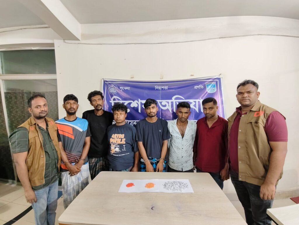 সাভার-আশুলিয়ায় ডিবি পুলিশের বিশেষ অভিযান: ৫০০ পুড়িয়া হেরোইন ও ৩০০ ইয়াবাসহ ৬ জন গ্রেফতার