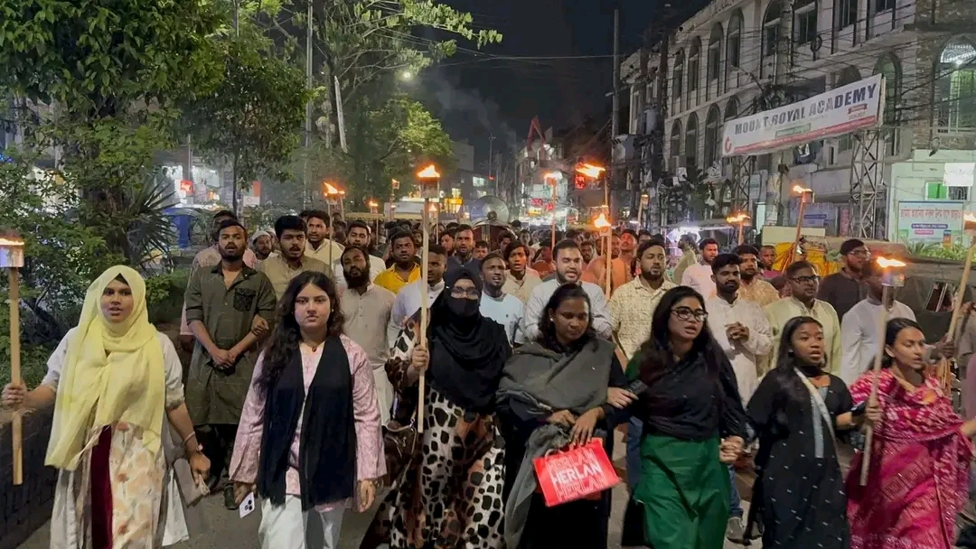 ধর্ষকদের দ্রুত দৃষ্টান্তমূলক শাস্তি নিশ্চিত করণে নারায়ণগঞ্জ জেলা এনসিপির মশাল মিছিল অনুষ্ঠিত।