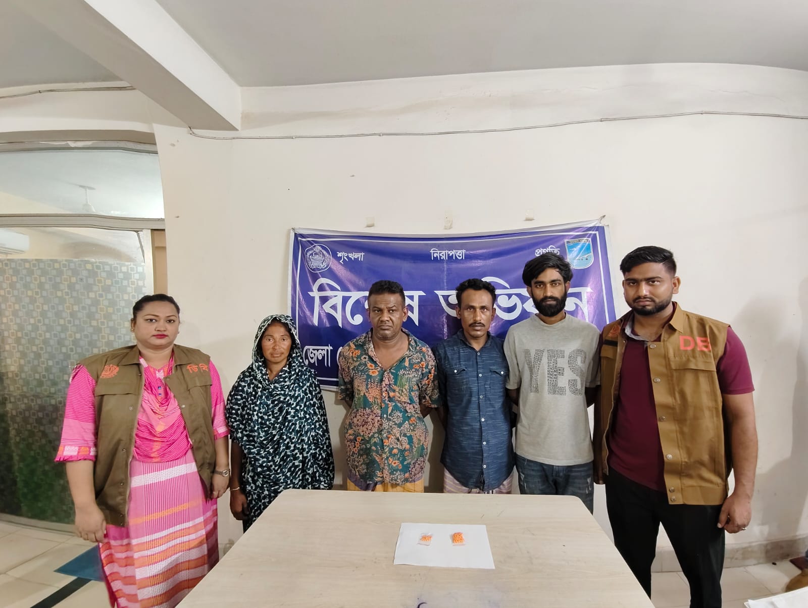 সাভারে ডিবি পুলিশের বিশেষ অভিযান: ইয়াবাসহ ২ মাদক ব্যবসায়ী ও ২ ছিনতাইকারী গ্রেফতার