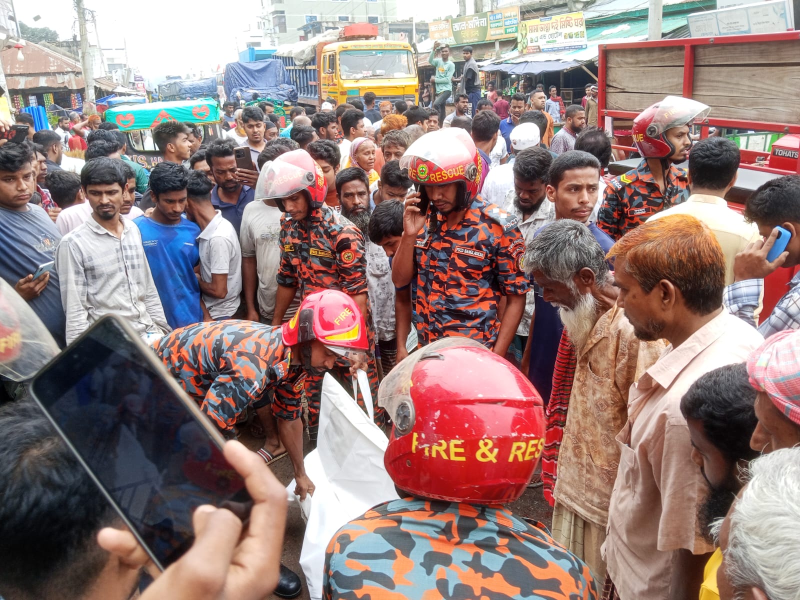 ট্রাকের নীচে পড়ে প্রাণ গেল মোটরসাইকেলে থাকা ৩ যুবকের