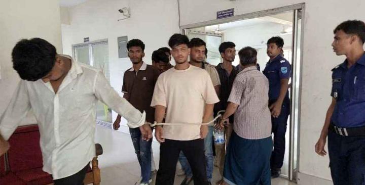 মিছিলের প্রস্তুতি নিচ্ছিলেন আ.লীগ নেতাকর্মীরা, ধরতে না পেরে ‘পথচারীদের গ্রেপ্তার’ করল পুলিশ!