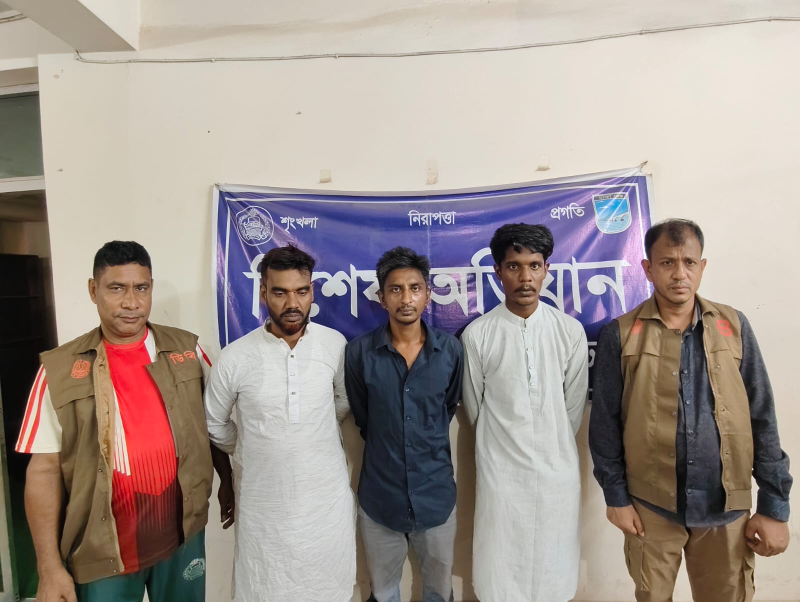 সাভারে ডিবি পুলিশের অভিযানে ৩ ছিনতাইকারী গ্রেফতার