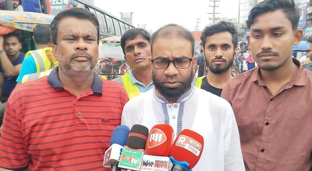 আশুলিয়া বাইপাইলে যানজট নিরসনে মাঠে সেচ্ছাসেবক দলের সভাপতি হাফিজুর রহমান