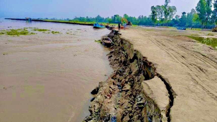 পাবনা বেড়ায় নদী ভাঙনে মসজিদ মাদ্রাসা দোকানপাট বিলীন!!
