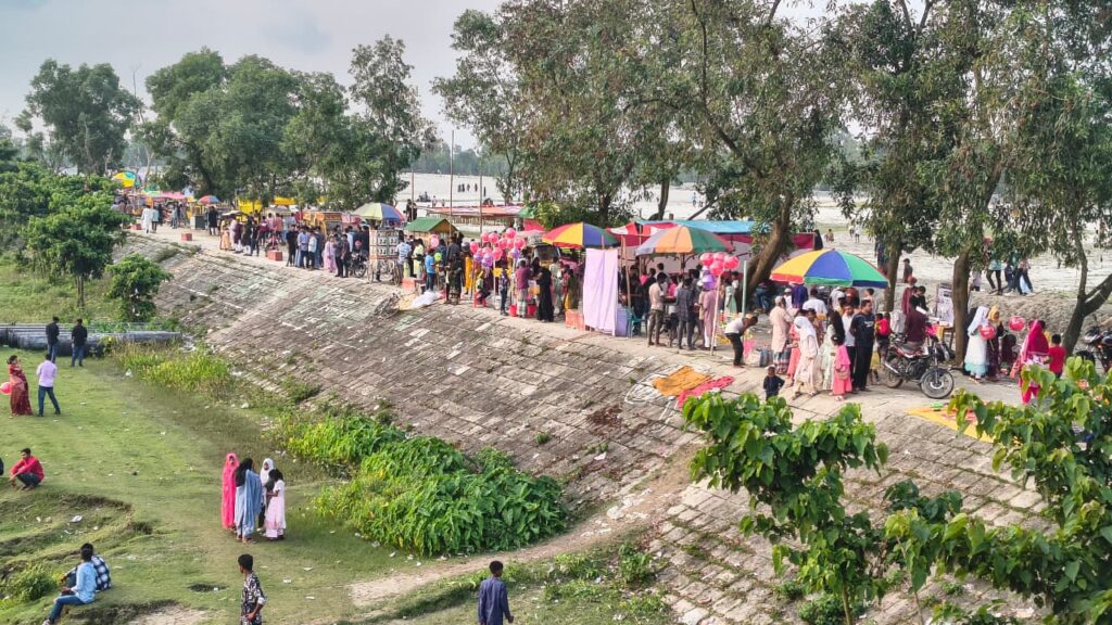 কুড়িগ্রামে ঈদের দ্বিতীয় দিনেও দর্শনার্থীদের উপচে পড়া ভিড়।