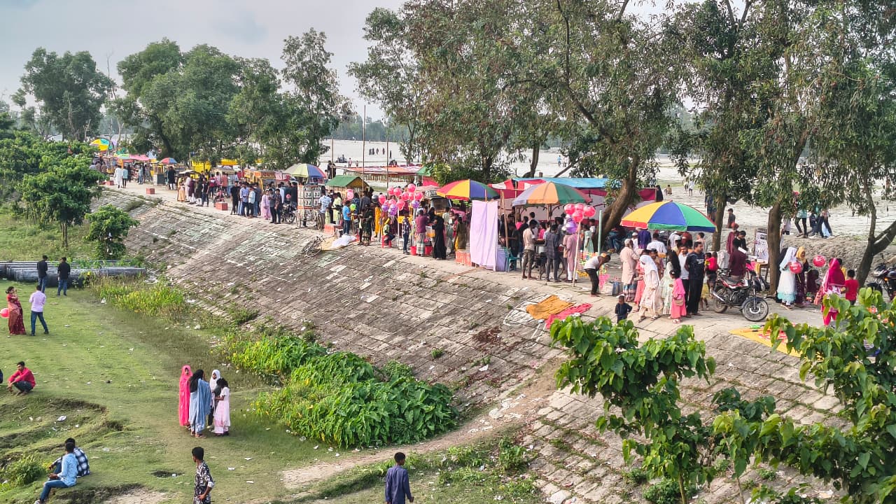 কুড়িগ্রামে ঈদের দ্বিতীয় দিনেও দর্শনার্থীদের উপচে পড়া ভিড়।