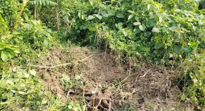 হঠাৎ বি’স্ফো’রিত হলো কবরস্থানে পুতে রাখা ক’ক’টেল!