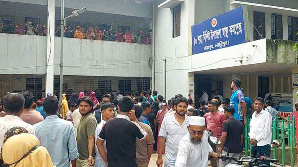 রায়পুরে ঢাবির ছাত্রী ও তার মা-বোনকে কু/পিয়ে হ/ত্যা.মৃ’ত্যুর সঙ্গে লড়ছে আরেক কন্যা