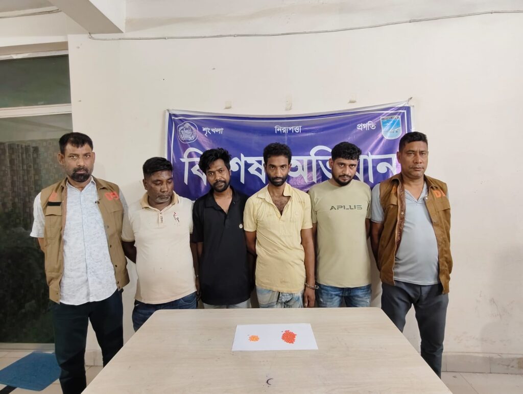 আশুলিয়া ও ধামরাইয়ে ডিবির বিশেষ অভিযানে ইয়াবাসহ ৪ মাদক ব্যবসায়ী গ্রেফতার
