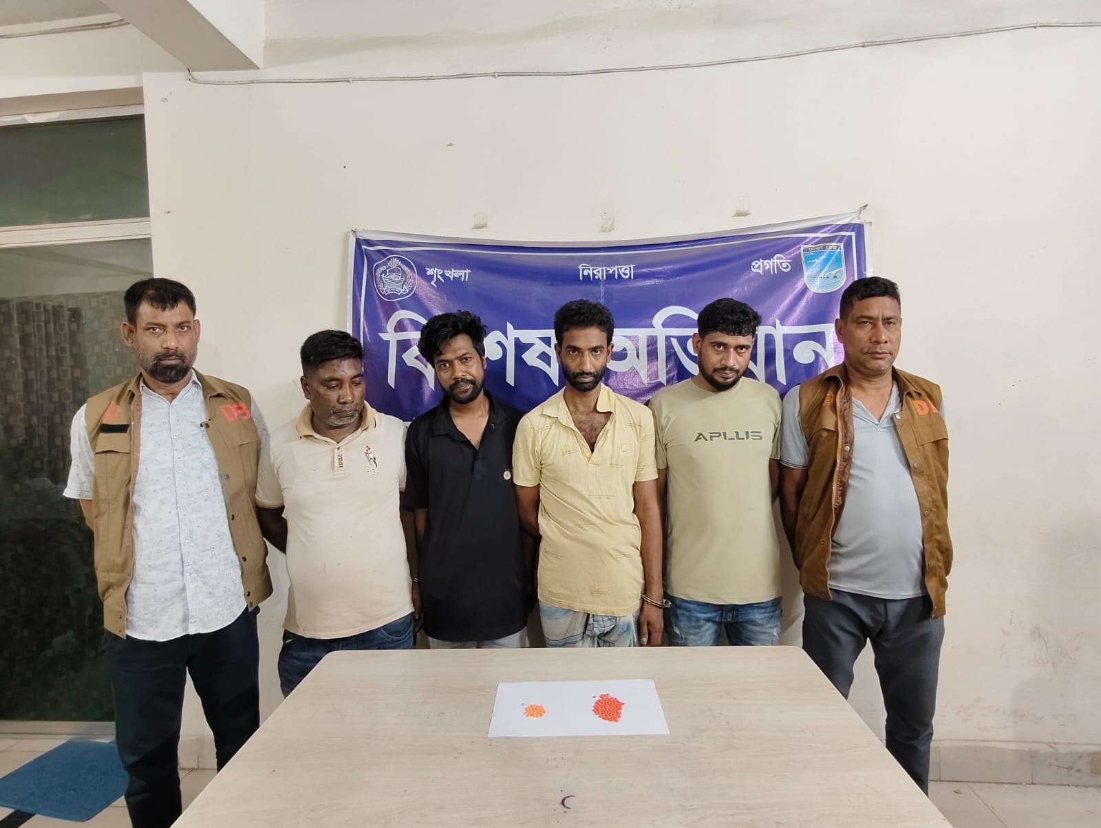 আশুলিয়া ও ধামরাইয়ে ডিবির বিশেষ অভিযানে ইয়াবাসহ ৪ মাদক ব্যবসায়ী গ্রেফতার