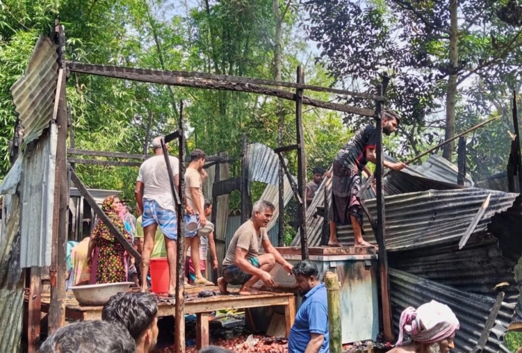 শরীয়তপুরের জাজিরায় আ’গুনে পুড়ল ভ্যানচালকের শেষ সম্বল, খোলা আকাশের নিচে পরিবার,সহযোগিতা চায় পরিবার..!