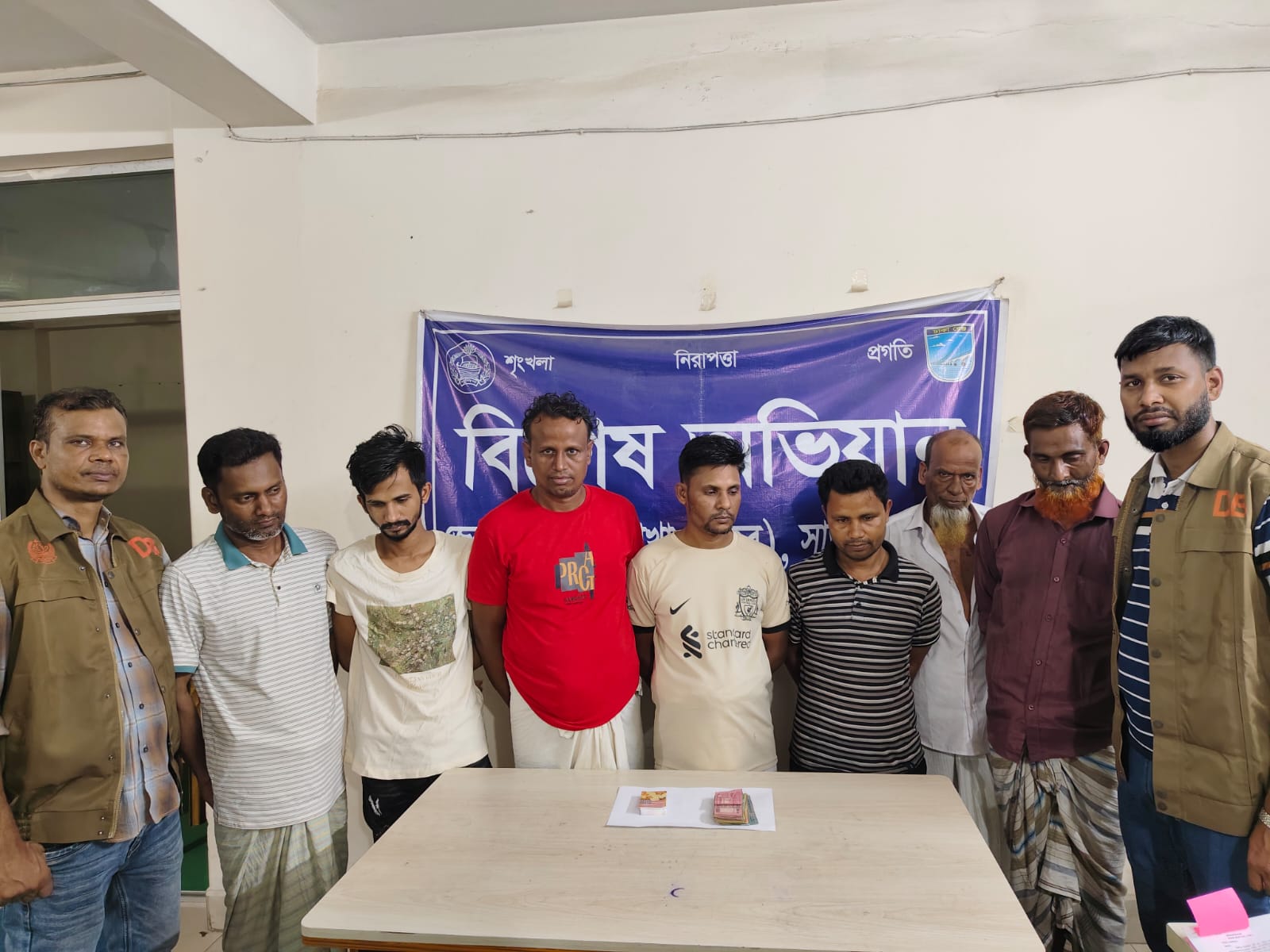 আশুলিয়ায় জুয়ার আসরে অভিযান, ৭ পেশাদার জুয়াড়ি গ্রেফতার