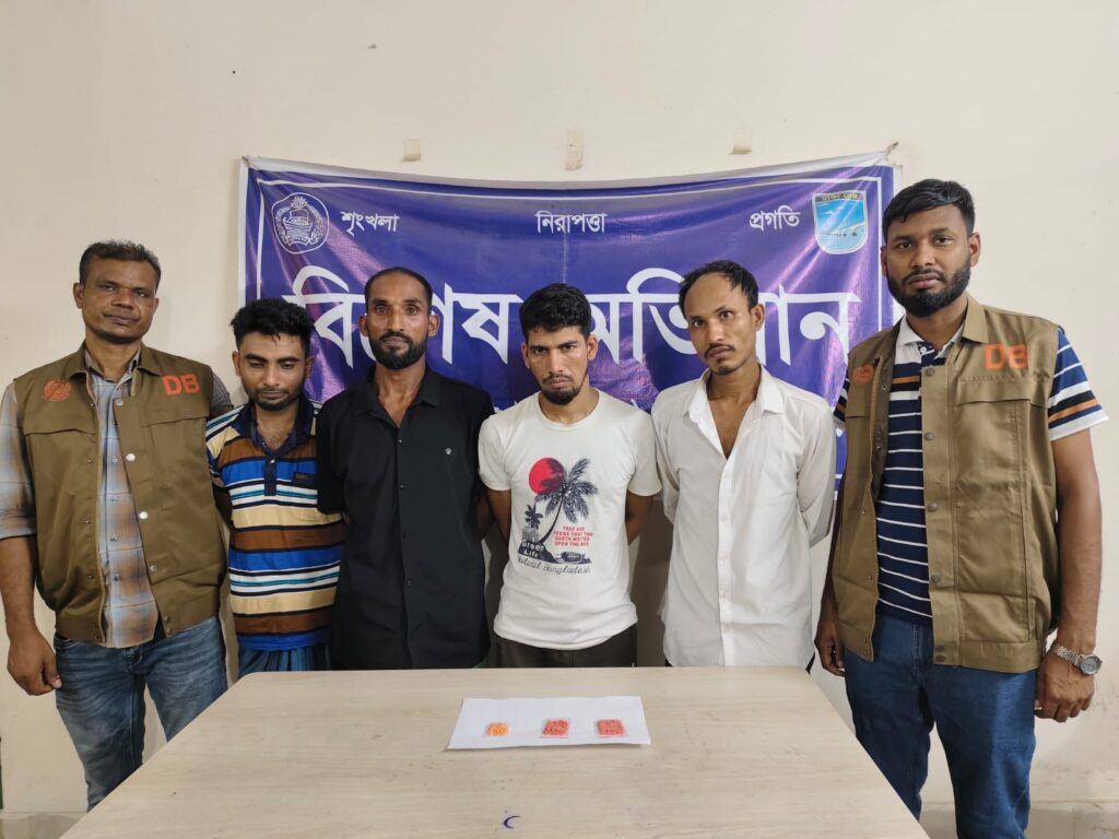 আশুলিয়া, সাভার ও ধামরাইয়ে পৃথক অভিযানে ইয়াবা ট্যাবলেটসহ ৪ মাদক ব্যবসায়ী গ্রেফতার