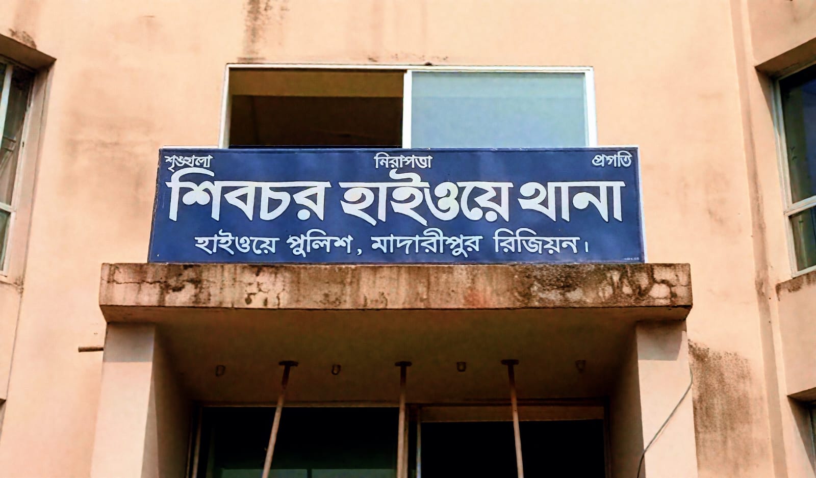 ফরিদপুরে ঢাকা-ভাঙ্গা এক্সপ্রেসওয়েতে ভয়াবহ দুর্ঘটনা: দাঁড়িয়ে থাকা ট্রাকে কারের ধাক্কা, নিহত ৪