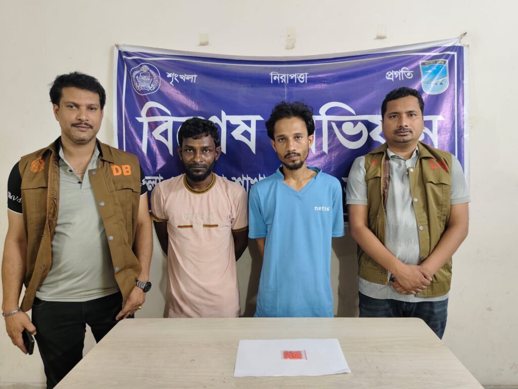 সাভারে ডিবি পুলিশের বিশেষ অভিযানে ইয়াবা ট্যাবসহ দুই মাদক ব্যবসায়ী গ্রেফতার