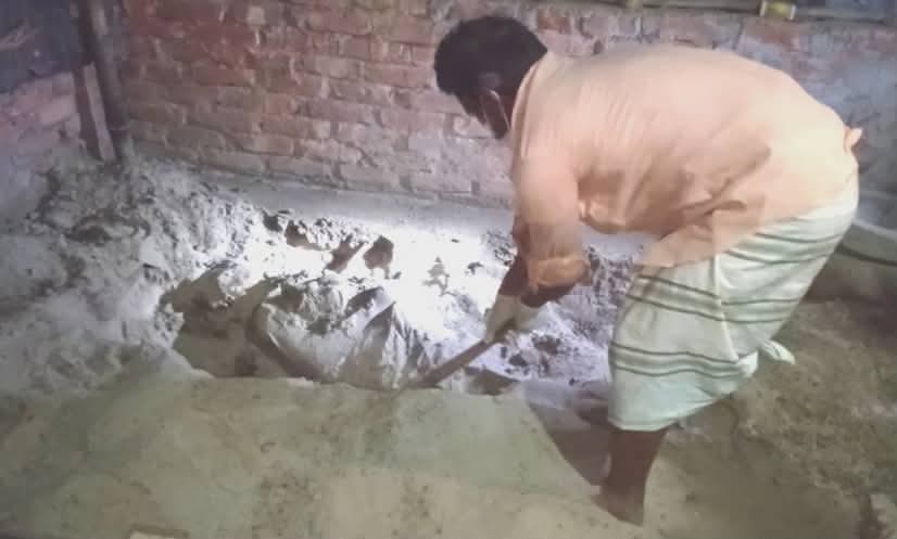 কিশোরগঞ্জের বড়ভিটায় মেঝে খুঁড়তেই বেরুলো গর্ভধারিণী মায়ের লাশ, ছেলে পলাতক
