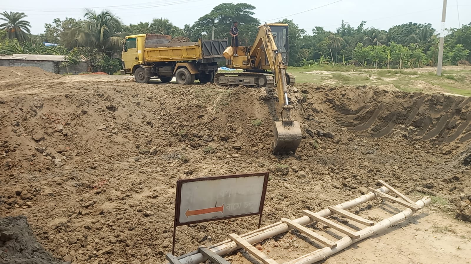 ভদ্রানদী খননের মাটি হরিলুট, প্রশাসন নীরব !