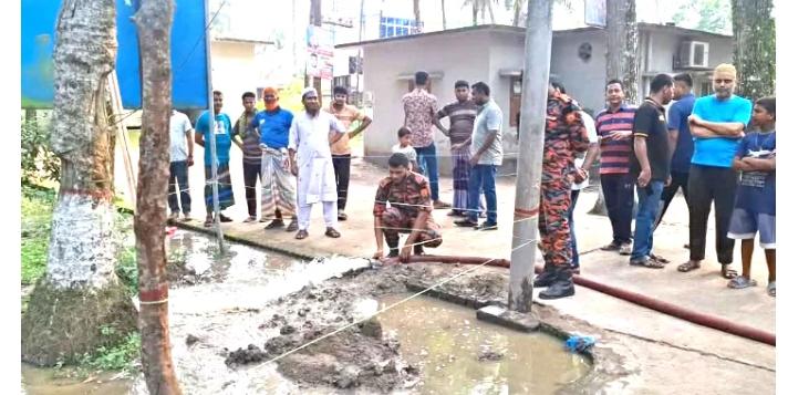 শরীয়তপুরের গোসাইরহাটে রহস্যজনকভাবে গরম হয়ে গেছে মাটি, উৎস খুঁজছে পুলিশ-ফায়ার সার্ভিস.!