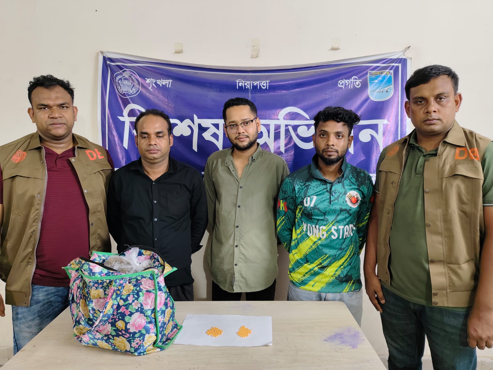 আশুলিয়ায় পৃথক অভিযানে গাঁজা ও ইয়াবাসহ ৩ মাদক ব্যবসায়ী গ্রেপ্তার